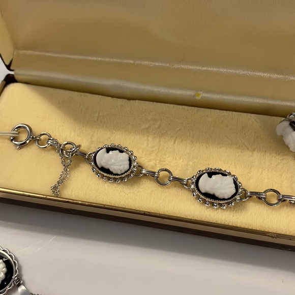 Beautiful lot of cameos, Jewelry, pendants, necklace, bracelet 1 earring missing - Picture 3 of 7